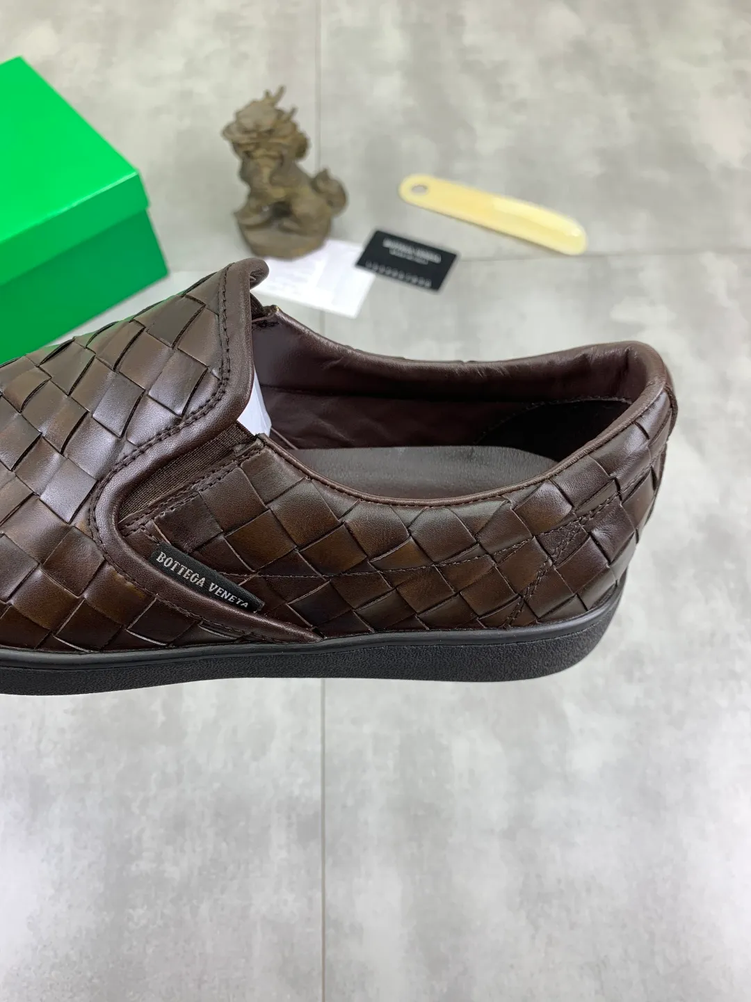 Men's shoes 💰P520 [New model] Water-dyed cow leather 💰High-quality business casual shoes 💎💎💎 BOTTEGA VENETA official website synchronizes the latest top version of BV in the market, accepts material comparison, shoe type comparison, process comparison, practical and textured, versatile and suitable for any occasion, the more you look at it, the more flavorful it becomes. Pure hand-woven craftsmanship - Upper material, hand-woven calfskin imported from Italy 🇮🇹 - High-quality water-dyed cowhide lining - Original private model customized outsole -Size: 39-45 Color: black or brown optional